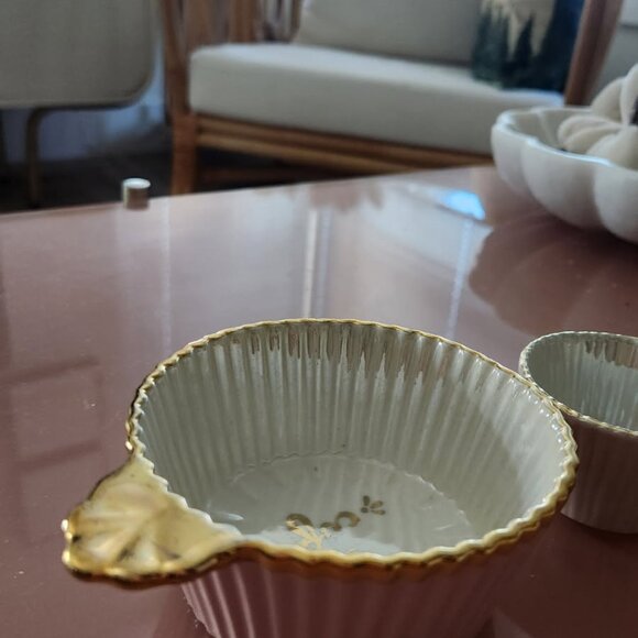 Anthropologie Raised Bloom Measuring Cups, Set of 4 - Picture 6 of 7